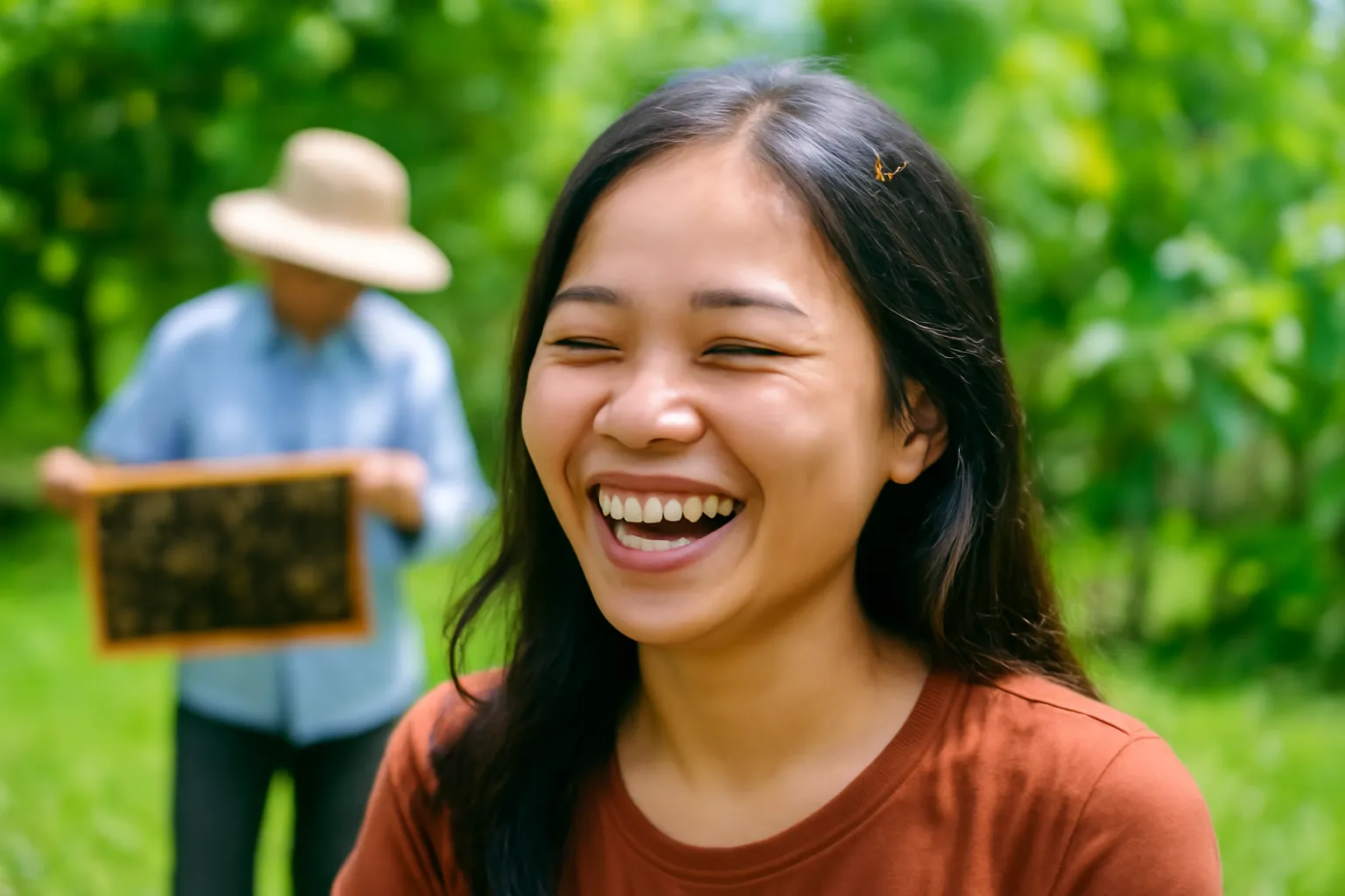 Vài con ong dú bám tóc học viên đang bật cười trong buổi học ngoài trời