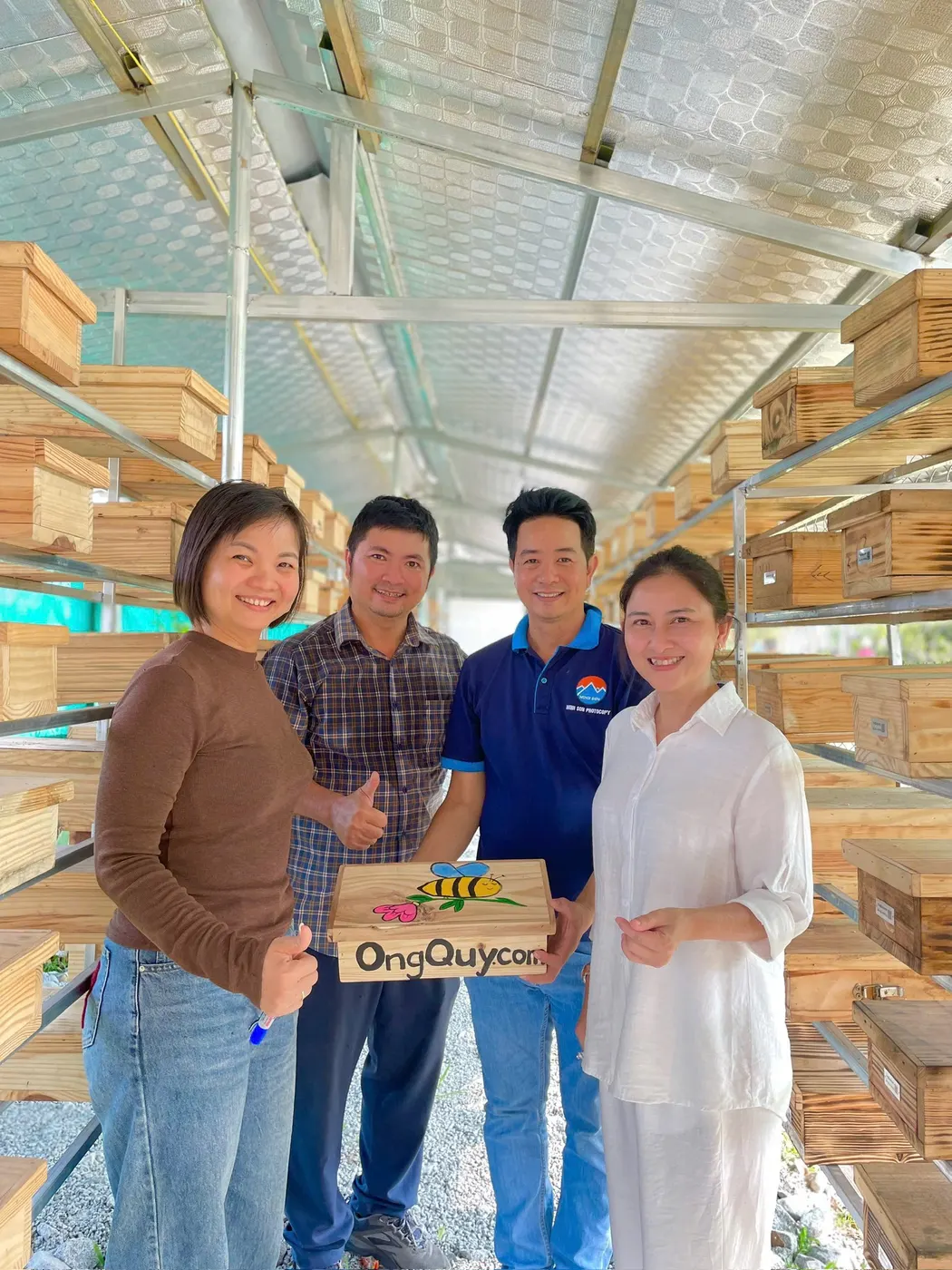 Học viên thực hành nuôi ong dú tại Trại Ong Quý, Trảng Bàng