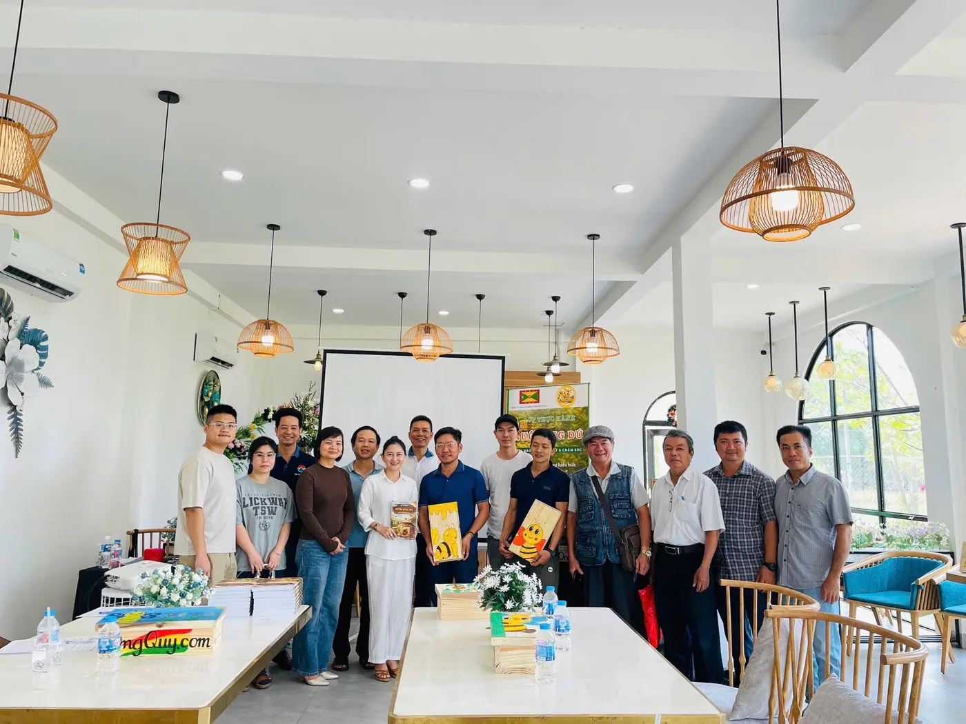 Học viên thực hành nuôi ong dú tại Trại Ong Quý, Trảng Bàng